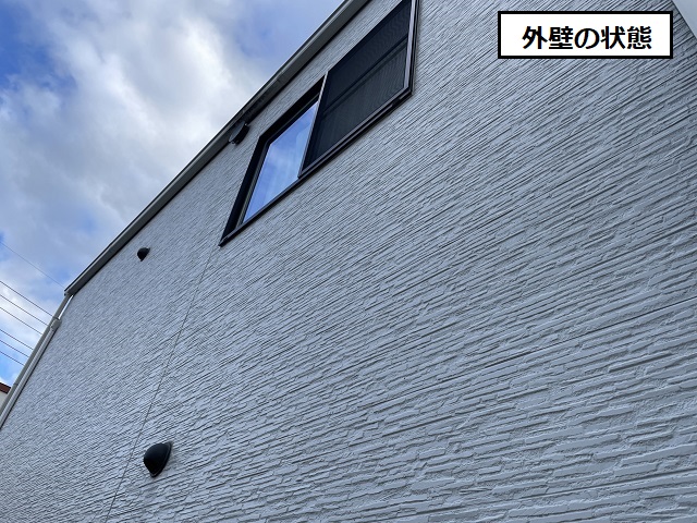 広島市廿日市市でサイディング外壁の傷んだ目地をコーキングで打ち替えています